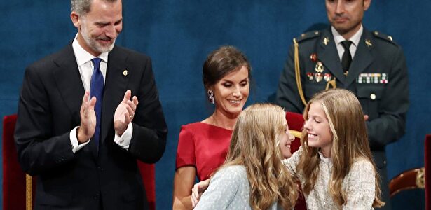 El abrazo de Leonor y Sofía tras el discurso de la Princesa de Asturias |  EFE