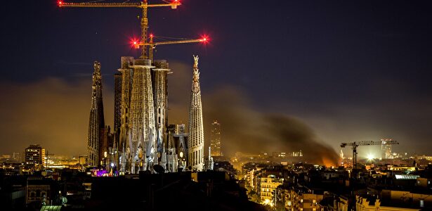 La Sagrada Familia envuelta por el humo de los incendios provocados durante las protestas contra la sentencia del Procés |  Cordon Press