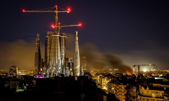 La Sagrada Familia envuelta por el humo de los incendios provocados durante las protestas contra la sentencia del Procés |  Cordon Press