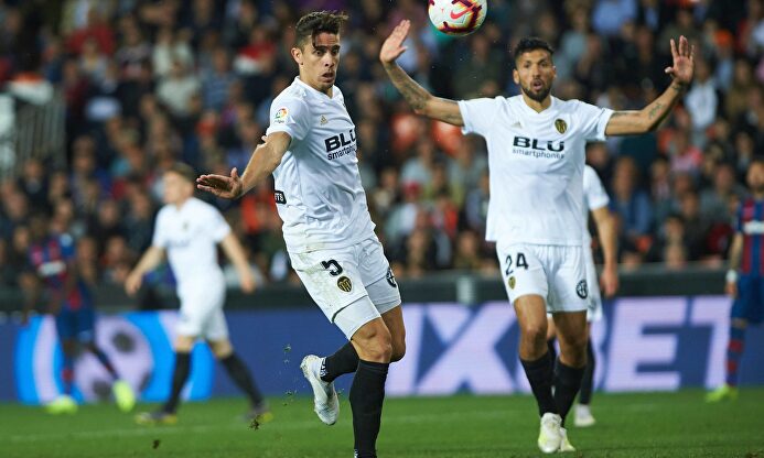 Gabriel Paulista y Ezequiel Garay, centrales del Valencia. |  Cordon Press