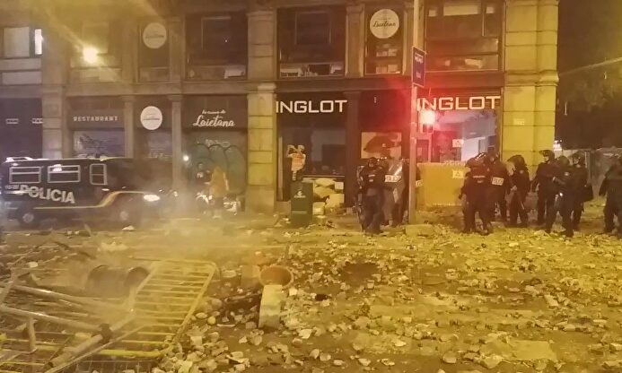 El camión de agua de los mossos actúa en Barcelona mientras el de la Policía sigue sin aparecer