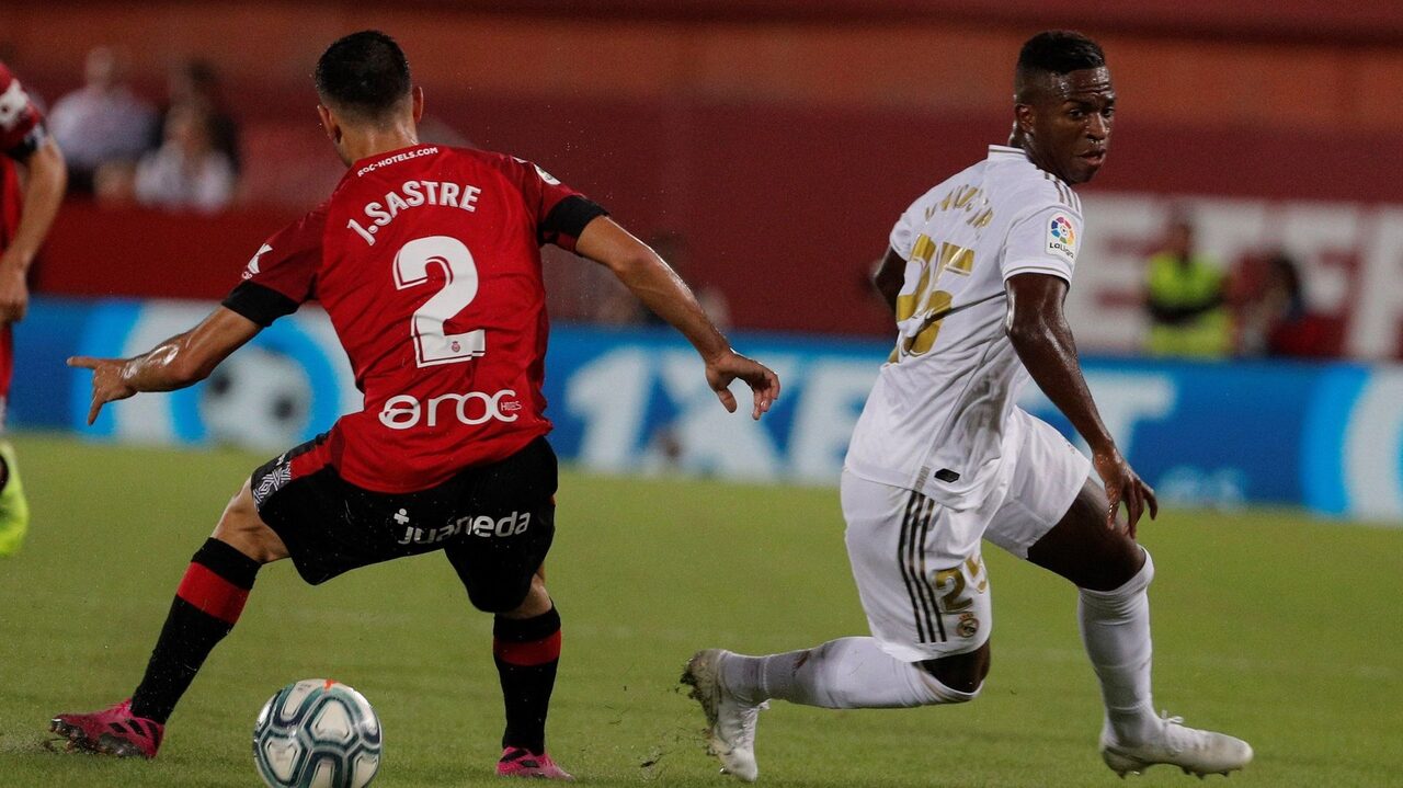 Vinicius, en acción ante el Mallorca. |  EFE