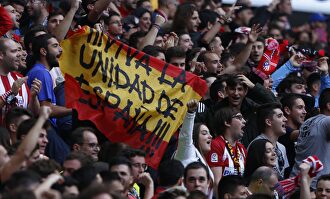 Numerosas banderas españolas en las gradas del Wanda Metropolitano durante el Atlético de Madrid-Valencia. |  Cordon Press