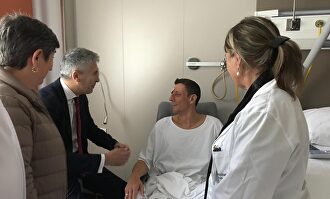 Marlaska en el hospital con uno de los Policías heridos. |  Ministerio del Interior
