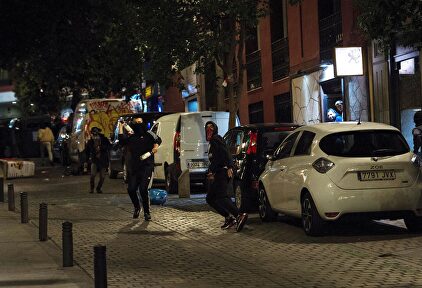 Algunos de los radicales huyen tras la carga policial |  EFE