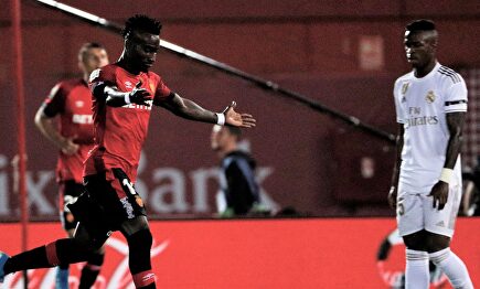 Lago Junior se dirige al banquillo para abrazarse a su entrenador Vicente Moreno tras marcar el único tanto del Mallorca-Real Madrid. |  EFE