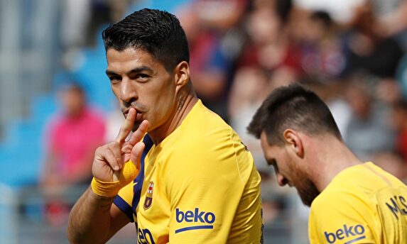 Luis Suárez celebra su gol al Eibar junto a Messi. |  EFE