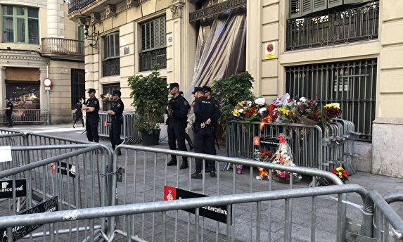 La Jefatura Superior de Policía en Barcelona llena de flores. |  Miriam Muro