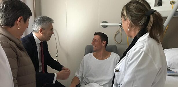 Marlaska en el hospital con uno de los Policías heridos. |  Ministerio del Interior