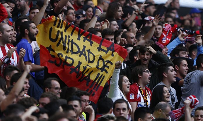 Numerosas banderas españolas en las gradas del Wanda Metropolitano durante el Atlético de Madrid-Valencia. |  Cordon Press