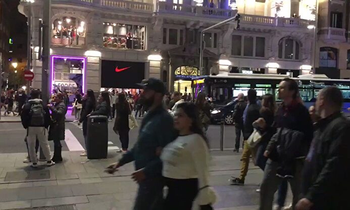 Algunos de los radicales huyen tras la carga policial |  EFE