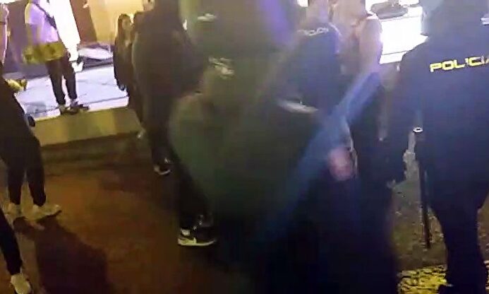 Los niños del procés: preadolescentes que se encaran con los policías en primera línea de fuego