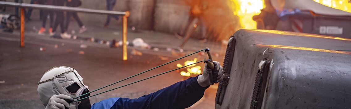 Un miembro de los CDR dispara con un tirachinas a los agentes |  Cordon Press