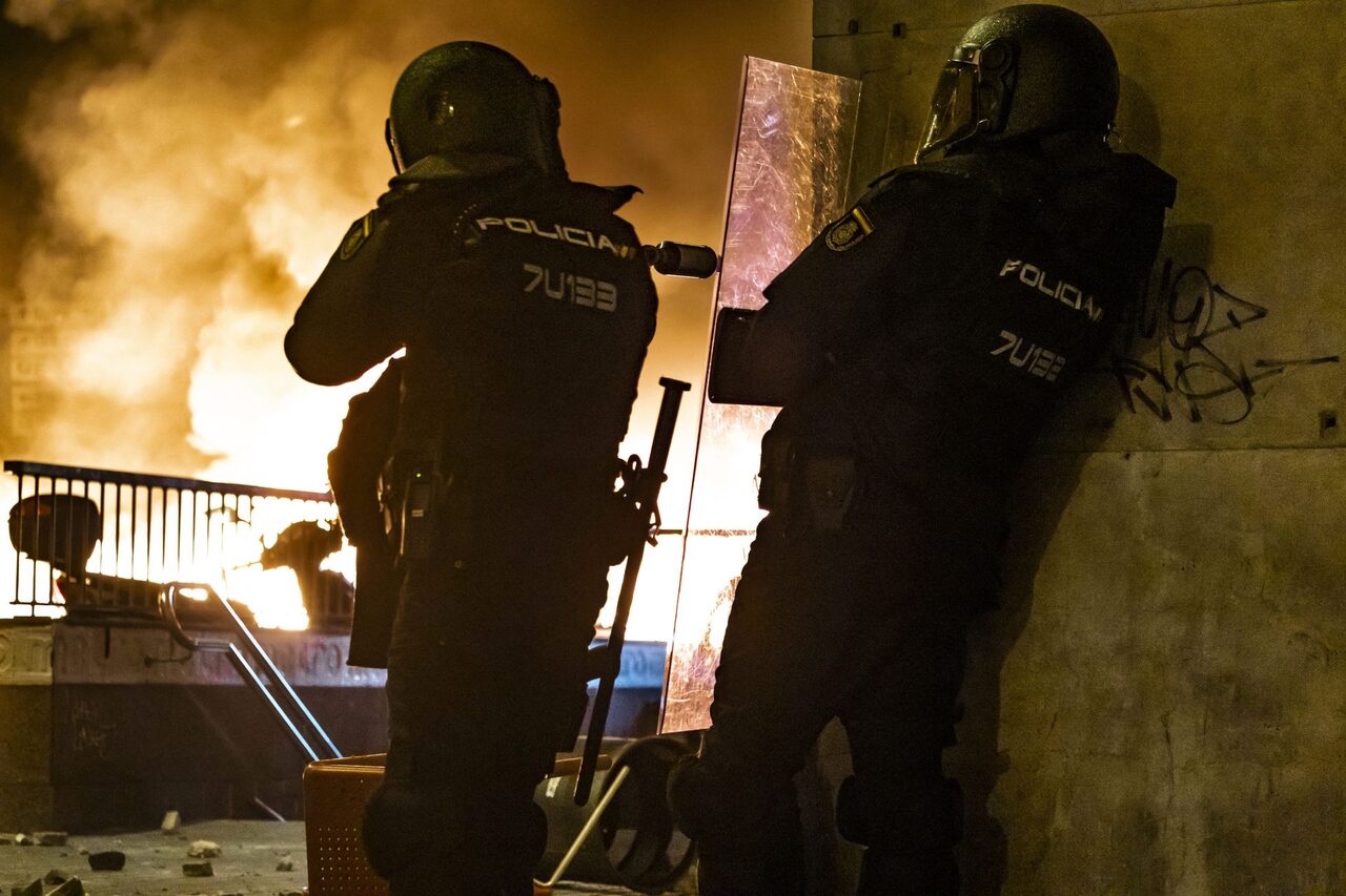 Dos agentes, en los disturbios de la noche del viernes 15 en Barcelona |  Cordon Press