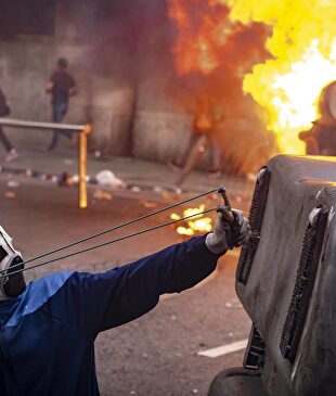 Un miembro de los CDR dispara con un tirachinas a los agentes |  Cordon Press