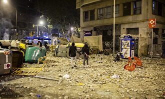 Una de las calles del centro de Barcelona tras la batalla campal del viernes |  Cordon Press