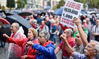 Concentración de las asociaciones de pensionistas de Vizcaya, en Bilbao, el pasado lunes, para reclamar unas pensiones públicas "dignas". |  EFE