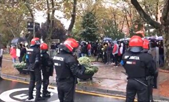 La policía carga contra los radicales que insultaban a los asistentes a un mitin de Vox en Bilbao