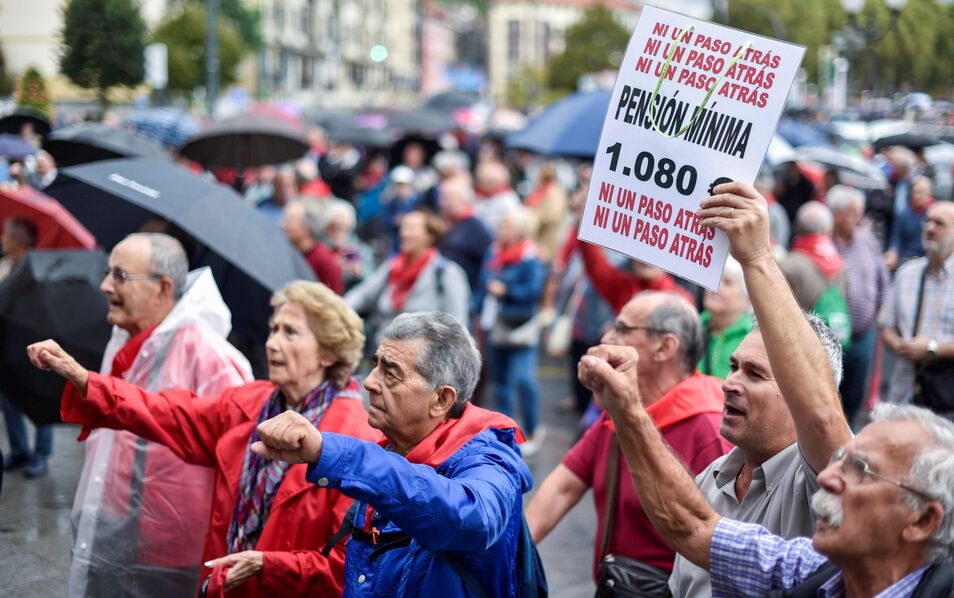 Las marchas de los jubilados nos recuerdan que será complicado reformar la Seguridad Social. Los incentivos de políticos y votantes lo impedirán.
