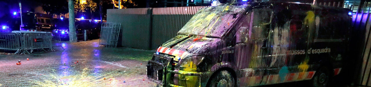 La furgoneta, tras la 'protesta'. |  EFE