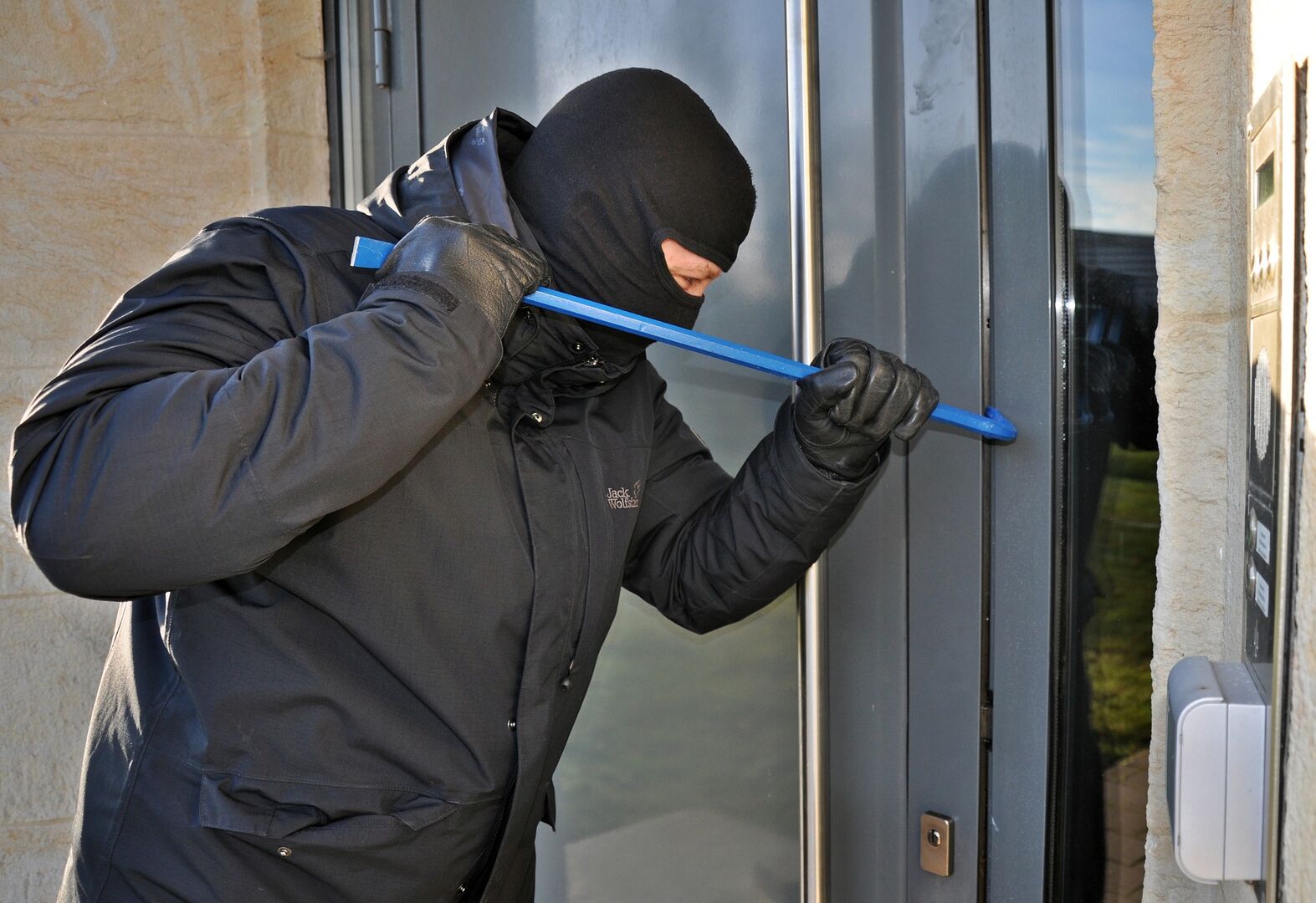 La Policía Nacional advierte sobre el truco del resbalón: esto es lo que  podría suceder si no cierras con llave la puerta de tu casa