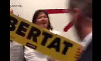 Separatistas del hospital donde se recuperan policías heridos abuchean a Sánchez