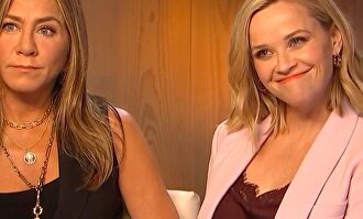 Jennifer Aniston y Reese Witherspoon recrean una de sus escenas en 'Friends'