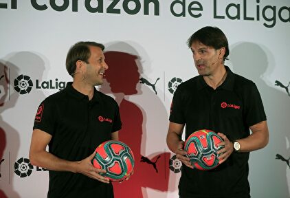 Mendieta (i) y Morientes presentan el nuevo balón de LaLiga. |  EFE