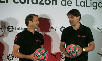 Mendieta (i) y Morientes presentan el nuevo balón de LaLiga. |  EFE