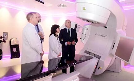 El consejero de Sanidad, Enrique Ruiz Escudero, visita el acelerador lineal contra el cáncer instalado en el Hospital de Fuenlabrada |  Europa Press