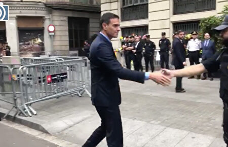 Sánchez viaja por sorpresa a Barcelona y visita la Jefatura Superior de Policía