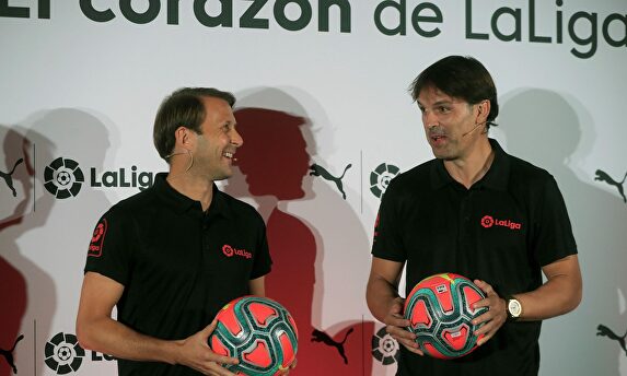 Mendieta (i) y Morientes presentan el nuevo balón de LaLiga. |  EFE