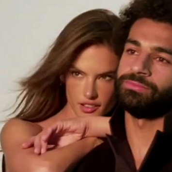 Imagen del reportaje de Salah con Alessandra Ambrosio. |  GQ
