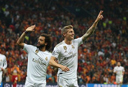Kroos (d) celebra junto a Marcelo su gol al Galatasaray. |  Cordon Press