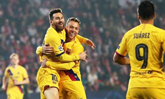 Messi celebra junto a Arthur y Suárez su gol al Slavia de Praga. |  EFE