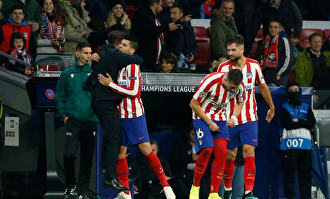 Morata se abrazó con Simeone tras el gol. |  Cordon Press