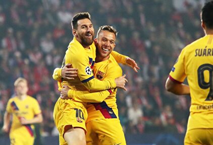 Messi celebra junto a Arthur y Suárez su gol al Slavia de Praga. |  EFE