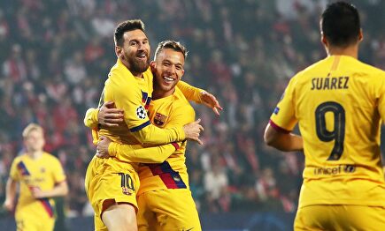 Messi celebra junto a Arthur y Suárez su gol al Slavia de Praga. |  EFE