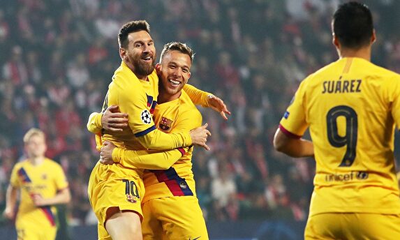 Messi celebra junto a Arthur y Suárez su gol al Slavia de Praga. |  EFE