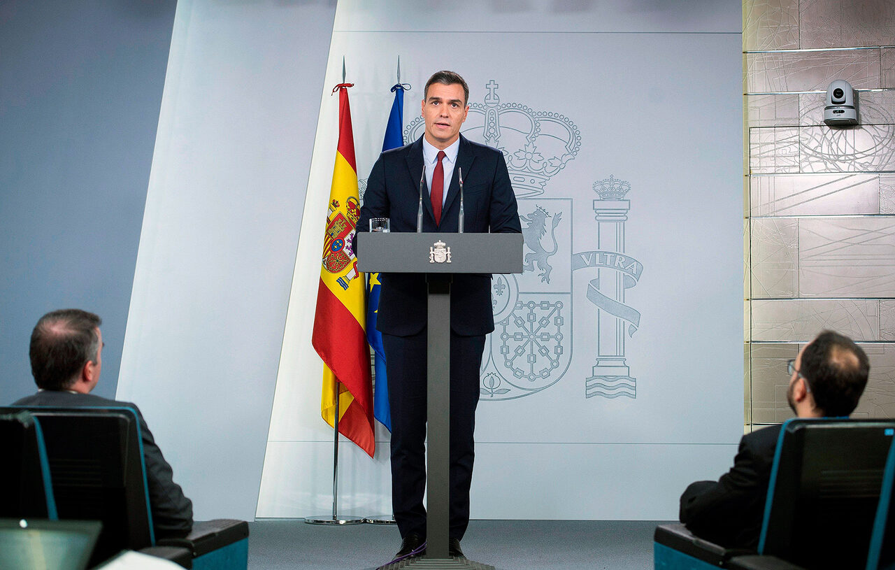 Sánchez resucita el peor legado de Zapatero: Guerra Civil, paro y déficit