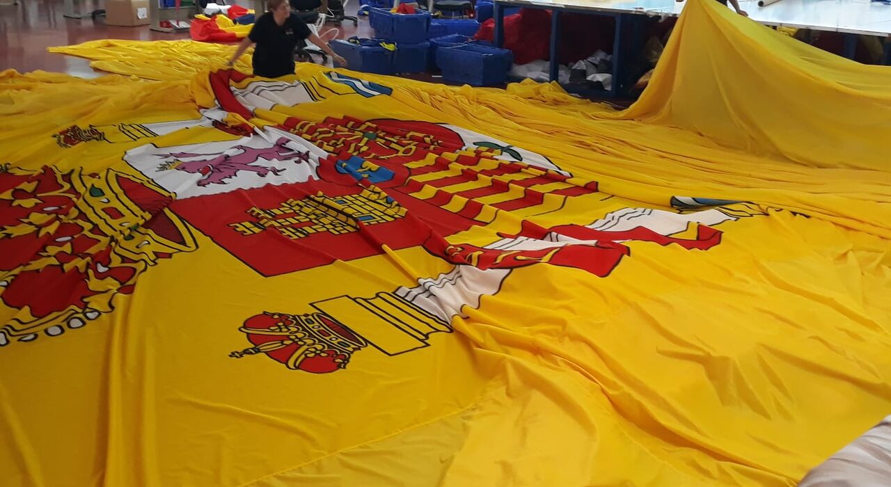Confeccionan la bandera más grande de España - Libertad ...