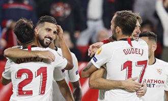 Los jugadores del Sevilla celebran el primer gol del Mudo Vázquez. |  EFE