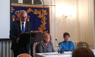 De izqda. a dcha.: Eduardo León (secretario de la asociación), Ángeles Domínguez (presidenta) y Dori Majali (tesorera) |  LD