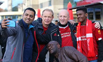 Un grupo de seguidores del Liverpool, antes del partido contra el Genk. |  Cordon Press
