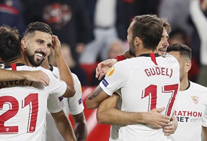 Los jugadores del Sevilla celebran el primer gol del Mudo Vázquez. |  EFE