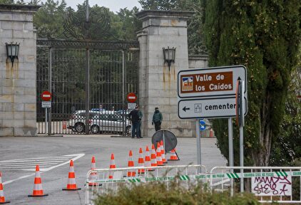 Dos guardias civiles, en la puerta del Valle, este miércoles |  Europa Press
