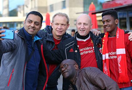 Un grupo de seguidores del Liverpool, antes del partido contra el Genk. |  Cordon Press