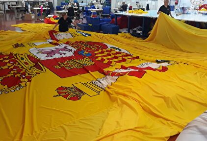 Vox encarga la bandera más grande de España jamás confeccionada: "Mide casi un campo de fútbol"