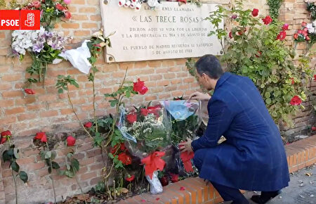 Pedro Sánchez lleva flores a las Trece Rosas el día de la exhumación de Franco