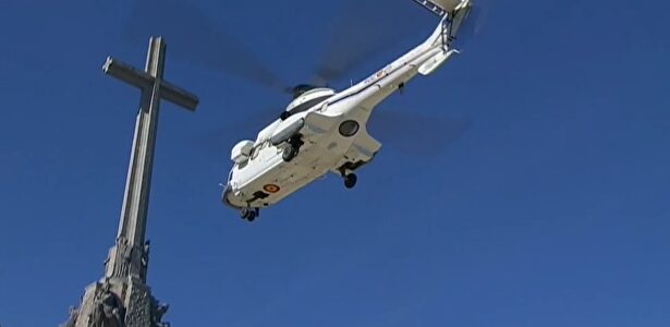 El helicóptero, en el momento de despegar, rumbo a Mingorrubio |  Imagen de vídeo